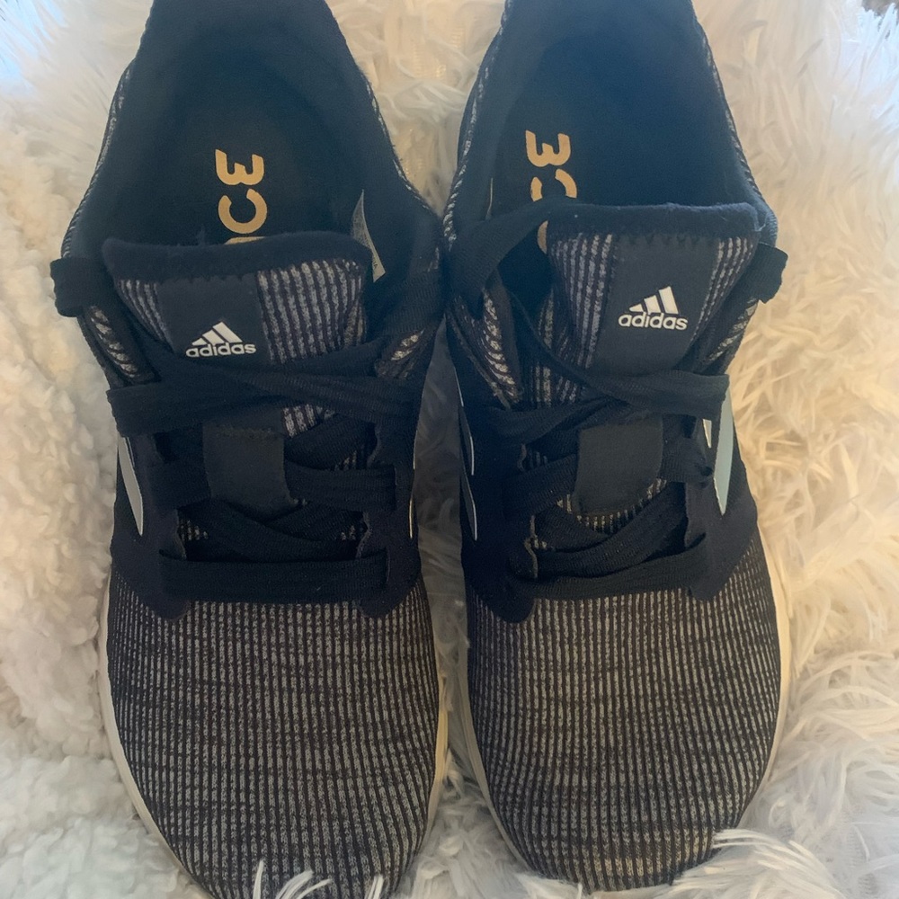 Woman’s 8.5 Adidas Bounce running shoes